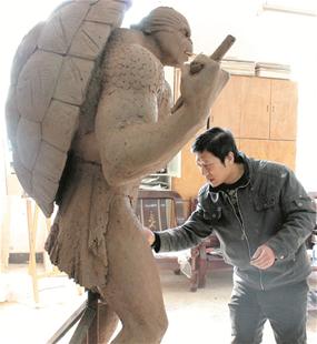 武汉一高校现2米高忍者神龟雕塑 手臂纹理雕3天