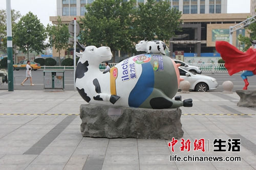 “牛进城了”创意雕塑展潍坊站炫酷来袭
