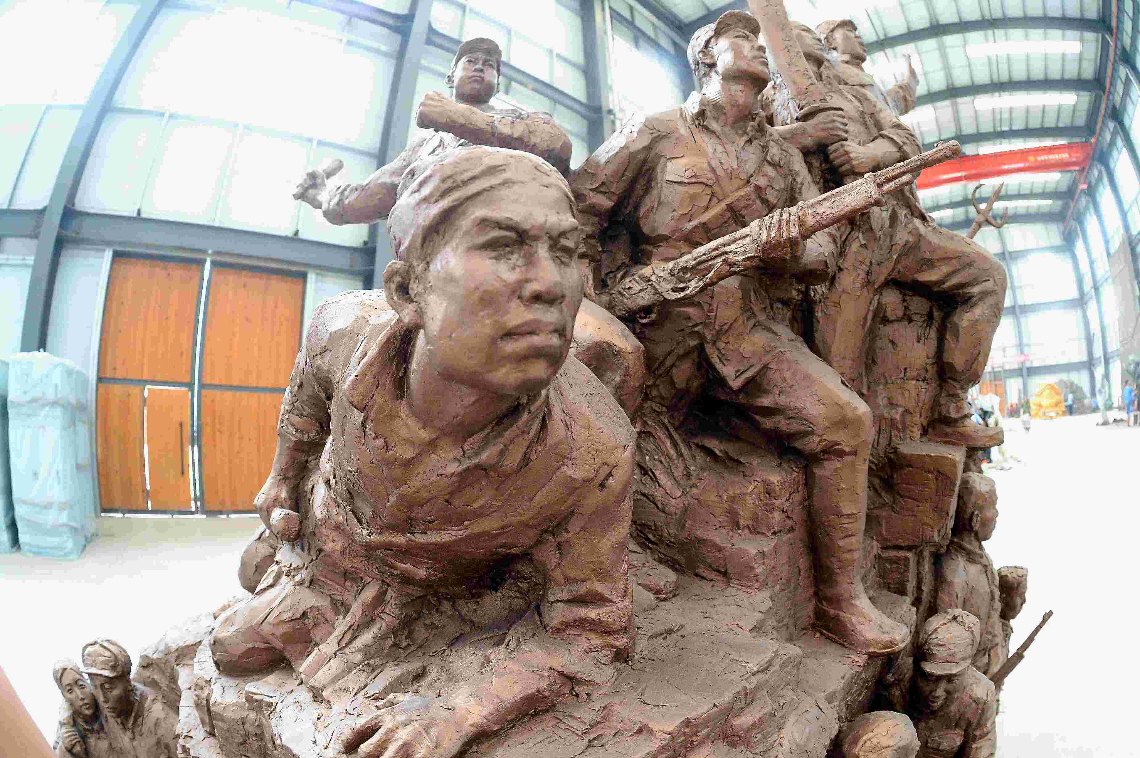 （锐视角）抗战雕塑“泰山魂”在山东临朐完成