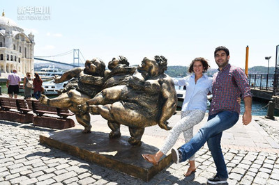 厚重的躯体下有颗轻盈的心 许鸿飞“肥女”雕塑展在伊斯坦布尔举行