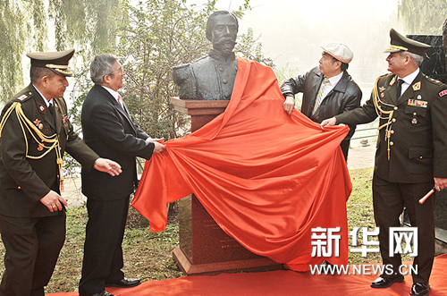 袁熙坤创作秘鲁民族英雄《博罗內西》雕塑在京安放