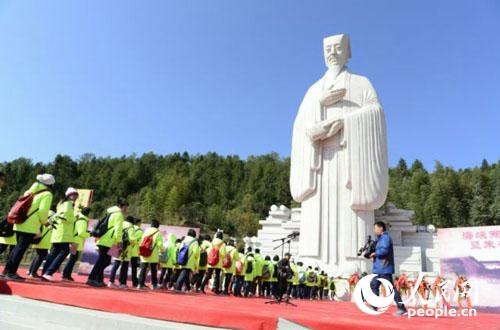 “朱子雕像”在武夷山五夫朱子文化广场揭幕