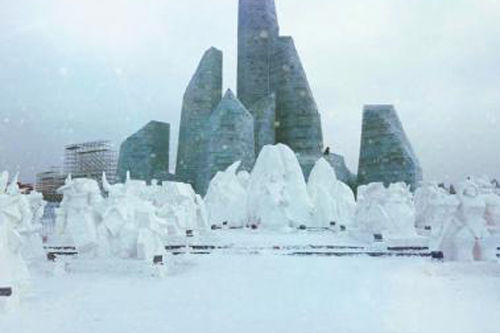 魔兽怀旧战场冰城“开战” 冰雪大世界加入魔兽争霸冰雪雕塑