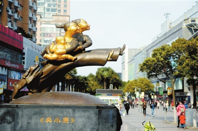 芜湖步行街新立《奔小康》雕塑引人关注 增添更多正能量