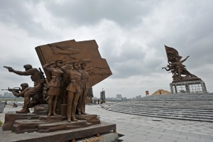 建军雕塑广场9组雕塑安装完成 预计月底全部完工
